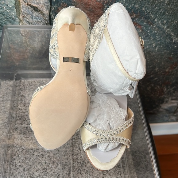 Badgley Mischka Roxy Ankle Strap Evening Shoes IVORY - Picture 16 of 16